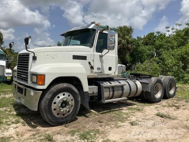Mack CHU613 Conventional Trucks / Tractor Trucks
