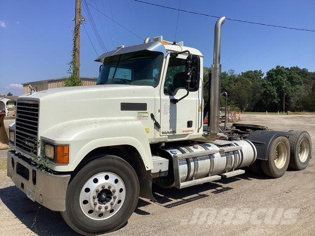 Mack CHU613 Conventional Trucks / Tractor Trucks