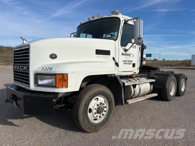 Mack CL733 Conventional Trucks / Tractor Trucks