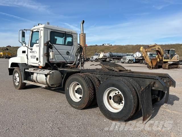Mack CL733 Conventional Trucks / Tractor Trucks