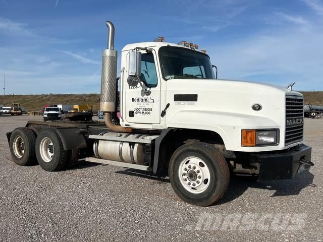 Mack CL733 Conventional Trucks / Tractor Trucks