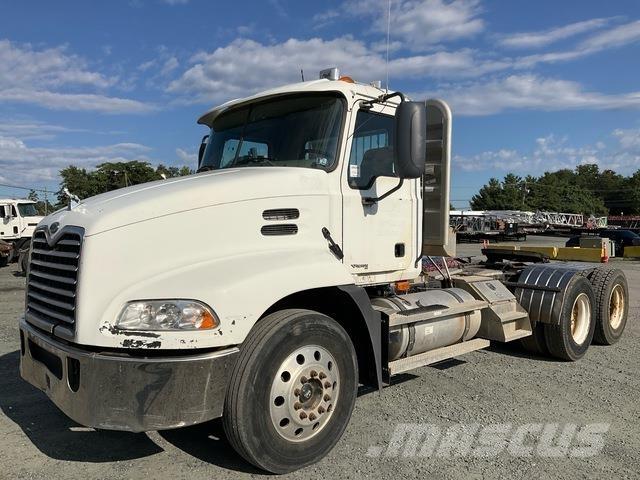 Mack CXN613 Conventional Trucks / Tractor Trucks