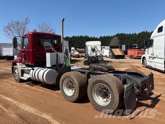 Mack CXU613 Conventional Trucks / Tractor Trucks