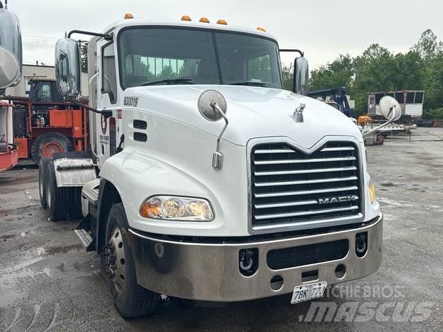 Mack CXU613 Conventional Trucks / Tractor Trucks