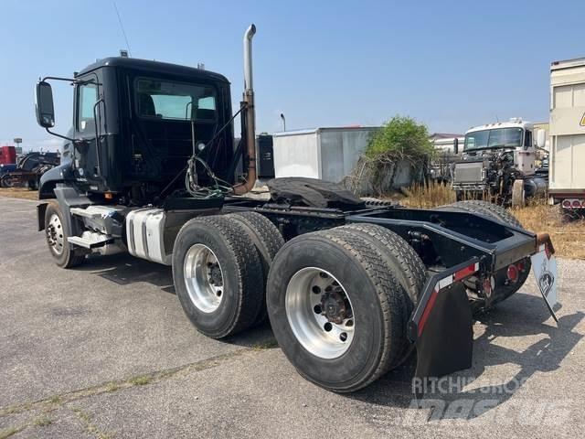 Mack CXU613 Conventional Trucks / Tractor Trucks