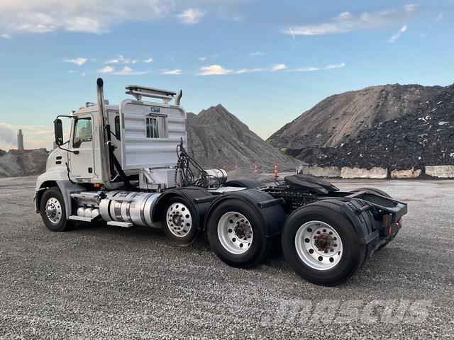 Mack CXU613 Conventional Trucks / Tractor Trucks