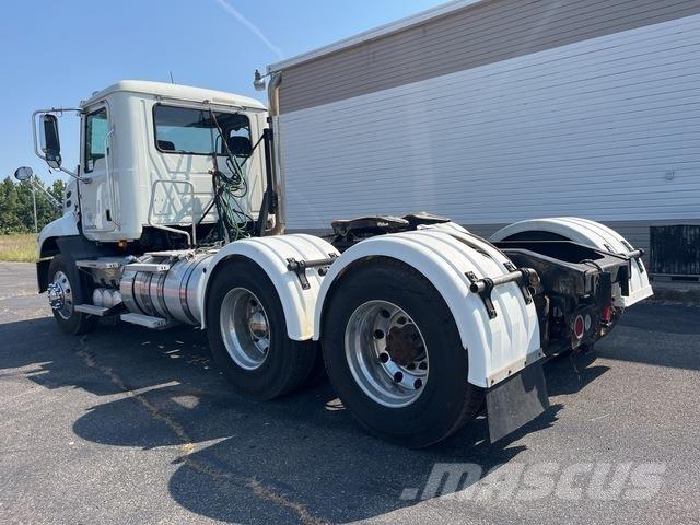Mack CXU613 Conventional Trucks / Tractor Trucks