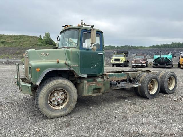 Mack DM600 Cabins and interior