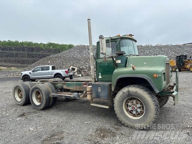 Mack DM600 Cabins and interior