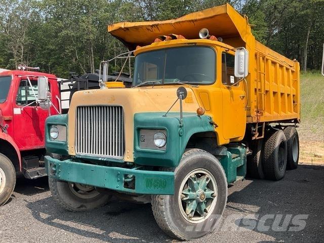 Mack DM686SX Dump Trucks