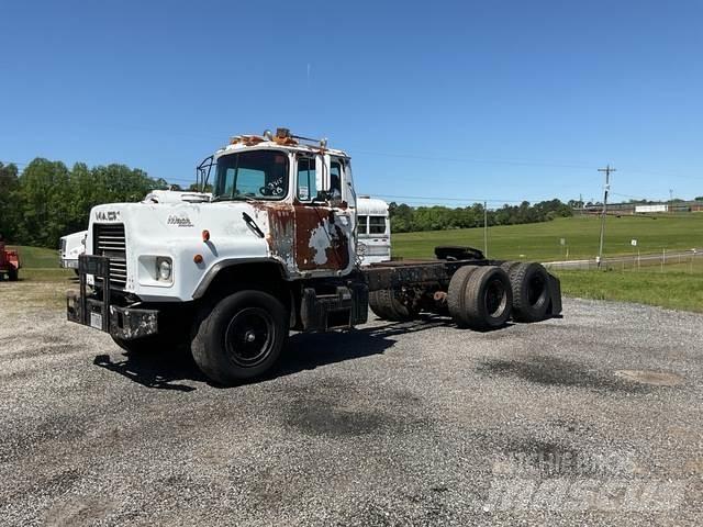 Mack DM690S Conventional Trucks / Tractor Trucks