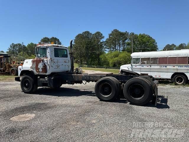 Mack DM690S Conventional Trucks / Tractor Trucks