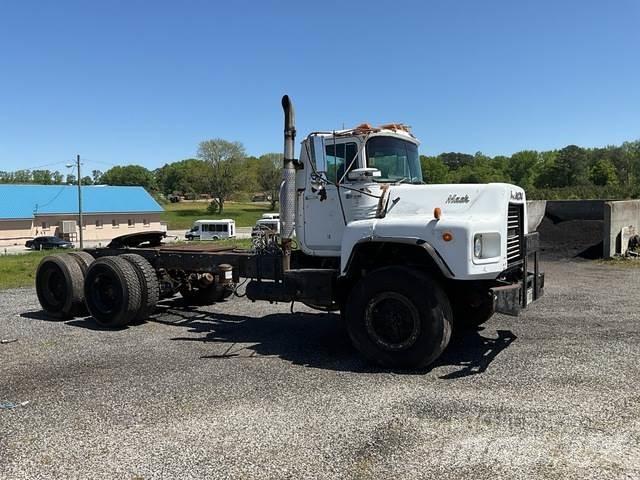 Mack DM690S Conventional Trucks / Tractor Trucks