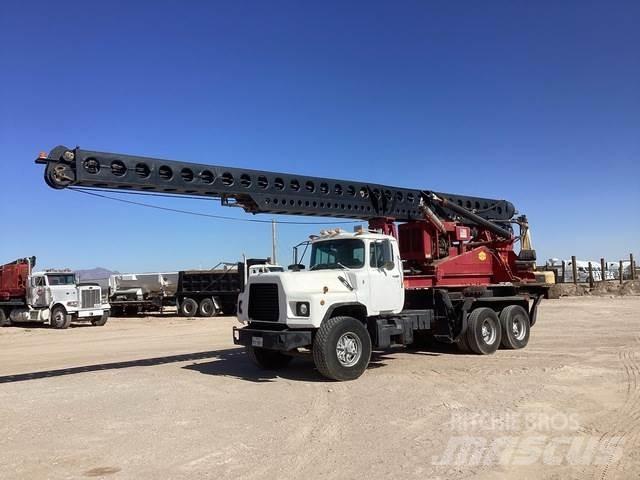 Mack DM690S Digger Derricks trucks