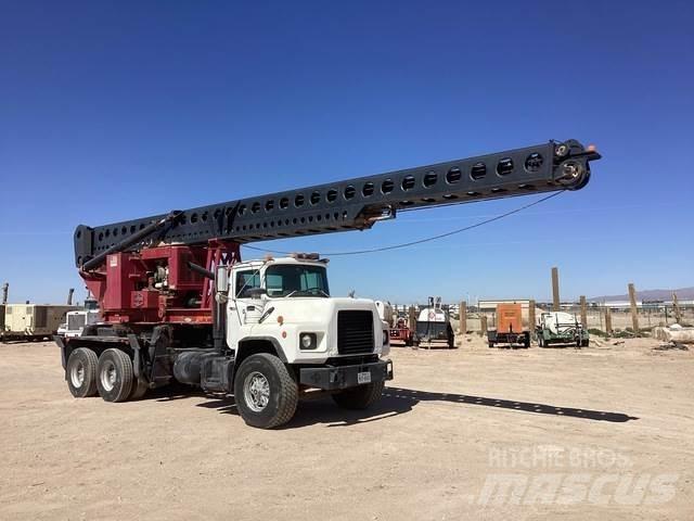 Mack DM690S Digger Derricks trucks