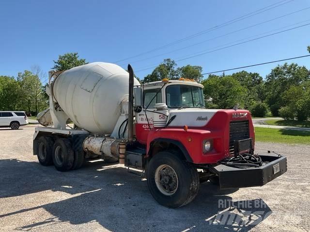 Mack DM690S Other Trucks