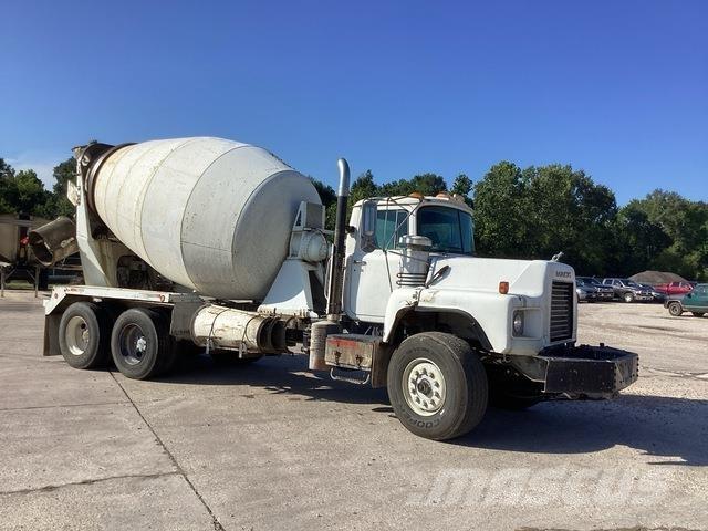 Mack DM690S Other Trucks