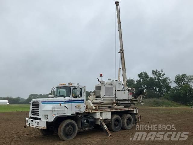 Mack DMM6906S Digger Derricks trucks