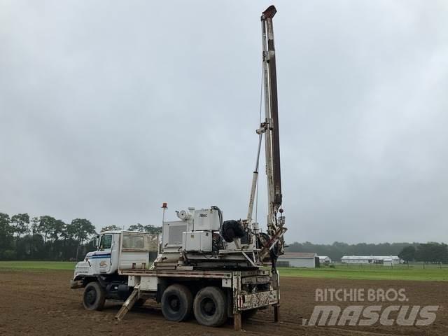 Mack DMM6906S Digger Derricks trucks