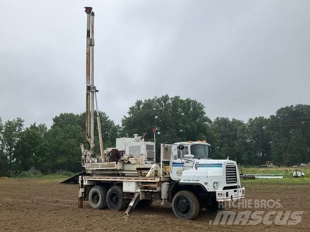 Mack DMM6906S Digger Derricks trucks