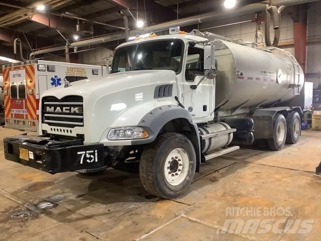 Mack GU813 Water Tankers