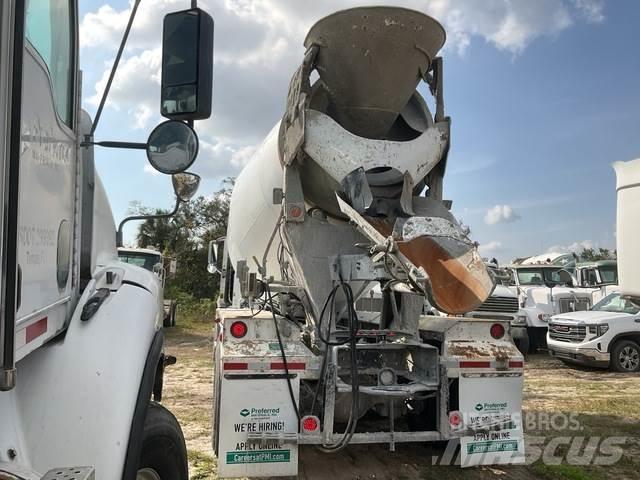 Mack GU813 Other Trucks