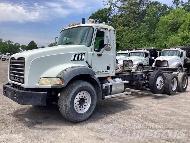 Mack GU813 Cabins and interior