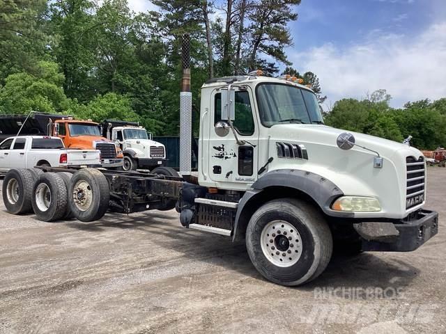 Mack GU813 Cabins and interior