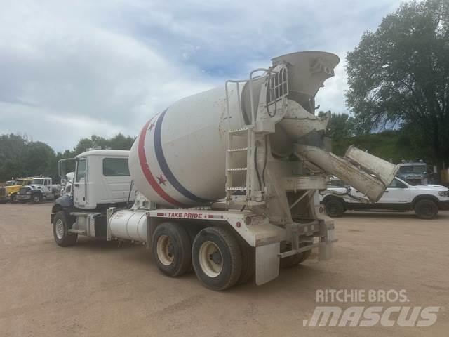 Mack GU813 Other Trucks