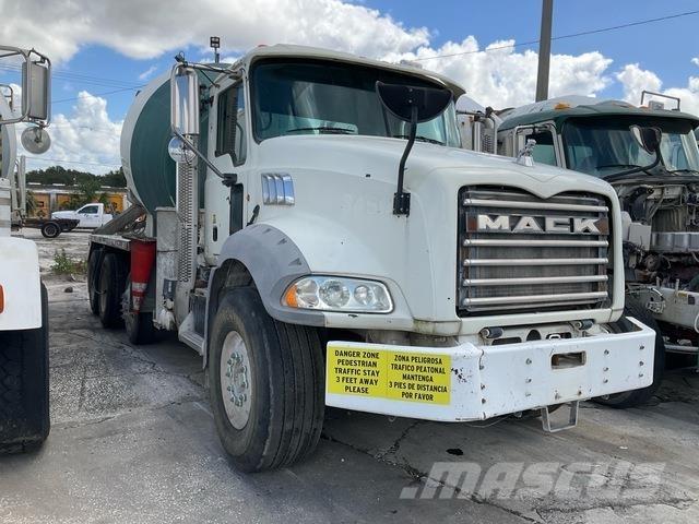 Mack GU813 Other Trucks