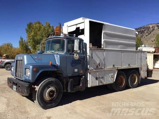 Mack U600 Work Trucks / Municipal