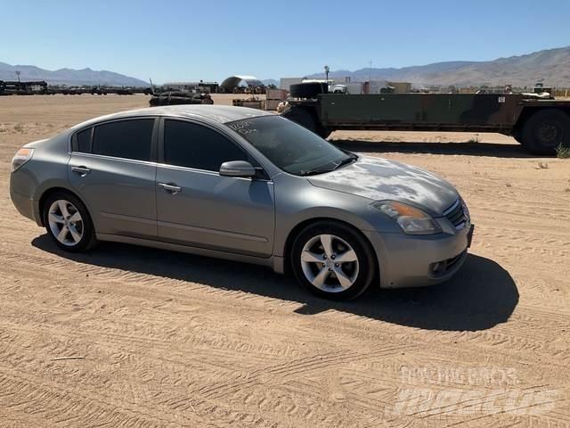 Nissan Altima Automobiles / SUVS