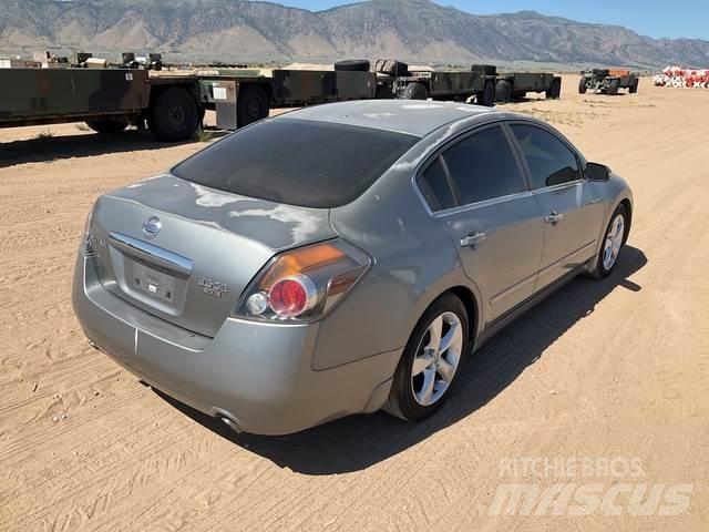 Nissan Altima Automobiles / SUVS