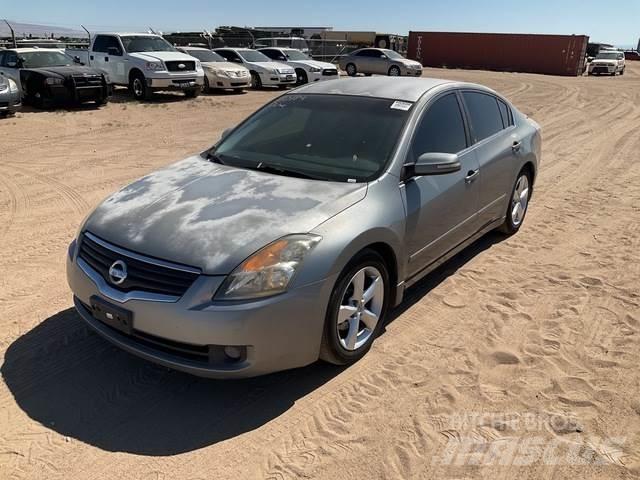Nissan Altima Automobiles / SUVS