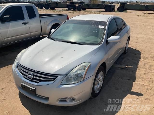 Nissan Altima Automobiles / SUVS