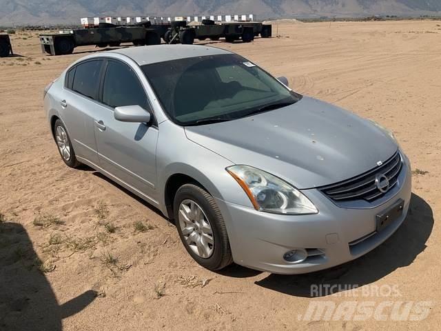 Nissan Altima Automobiles / SUVS