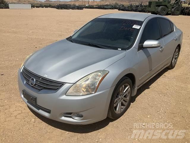 Nissan Altima Automobiles / SUVS