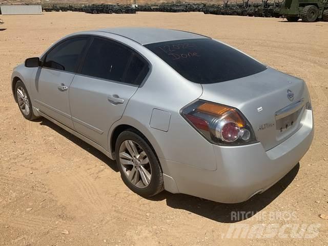 Nissan Altima Automobiles / SUVS
