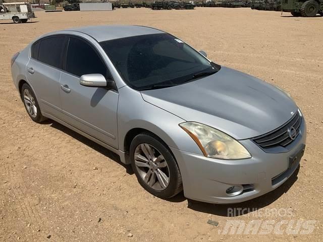 Nissan Altima Automobiles / SUVS
