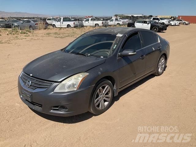 Nissan Altima Automobiles / SUVS