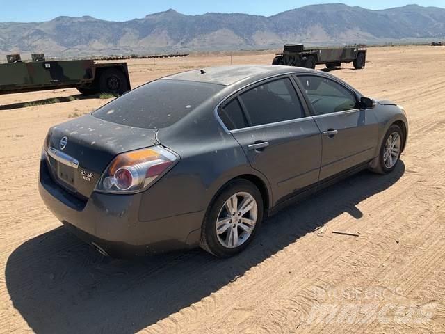 Nissan Altima Automobiles / SUVS