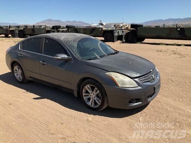 Nissan Altima Automobiles / SUVS