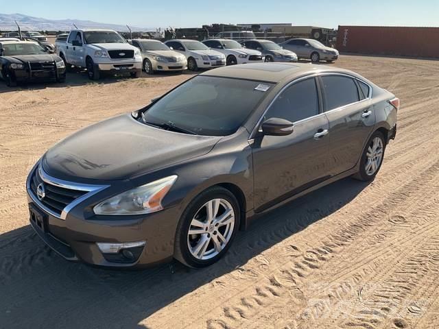 Nissan Altima Automobiles / SUVS