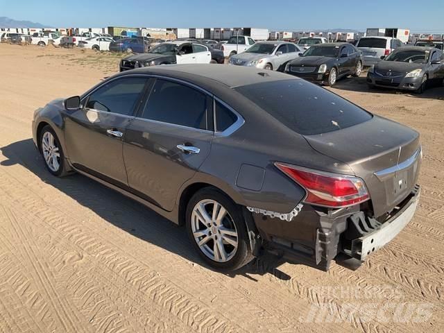 Nissan Altima Automobiles / SUVS