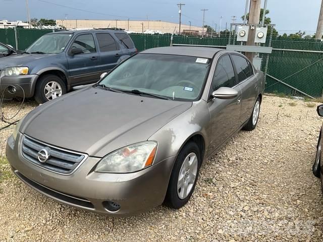 Nissan Altima Automobiles / SUVS