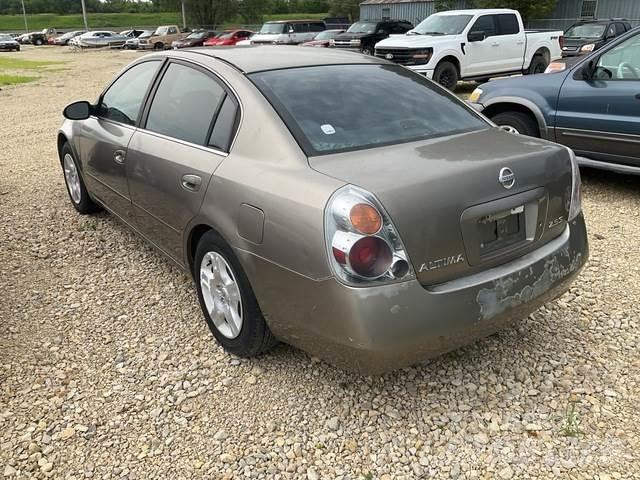 Nissan Altima Automobiles / SUVS