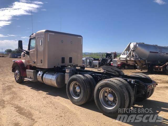 Peterbilt  Conventional Trucks / Tractor Trucks