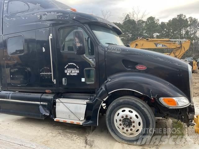 Peterbilt 387 Conventional Trucks / Tractor Trucks