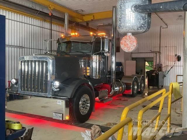 Peterbilt 388 Conventional Trucks / Tractor Trucks