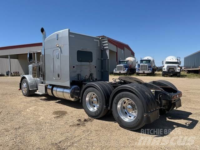 Peterbilt 389 Conventional Trucks / Tractor Trucks